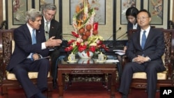 美国国务卿克里4月13日在北京与中国国务委员杨洁篪会晤