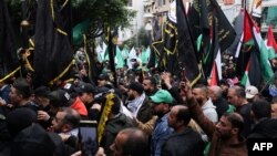 Ribuan warga menghadiri pemakaman para pejabat Hamas di Beirut Kamis (4/1), yang terbunuh dalam serangan drone yang diduga dilakukan oleh militer Israel di pinggiran ibu kota Beirut, Lebanon. 