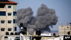 Asap membubung dari lokasi serangan Israel di Rafah di selatan Jalur Gaza, 7 Mei 2024 di tengah konflik antara Israel dan kelompok militan Palestina, Hamas. (Foto: AFP)