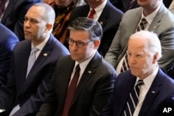 资料照片：从左至右：众议院少数党领袖杰弗里斯、众议院议长约翰逊与总统拜登在国会大厦参加全国祈祷早餐。(2024年2月1日)