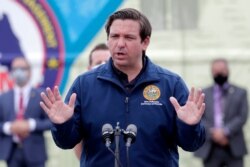 Gubernur Florida Ron DeSantis berkeras tidak akan menerapkan pembatasan COVID-19 di Florida (foto: dok).