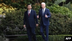 Presiden AS Joe Biden dan Presiden China Xi Jinping berjalan bersama usai KTT APEC di Woodside, California on 15 November 2023. (Foto: Brendan Smialowski/AFP)