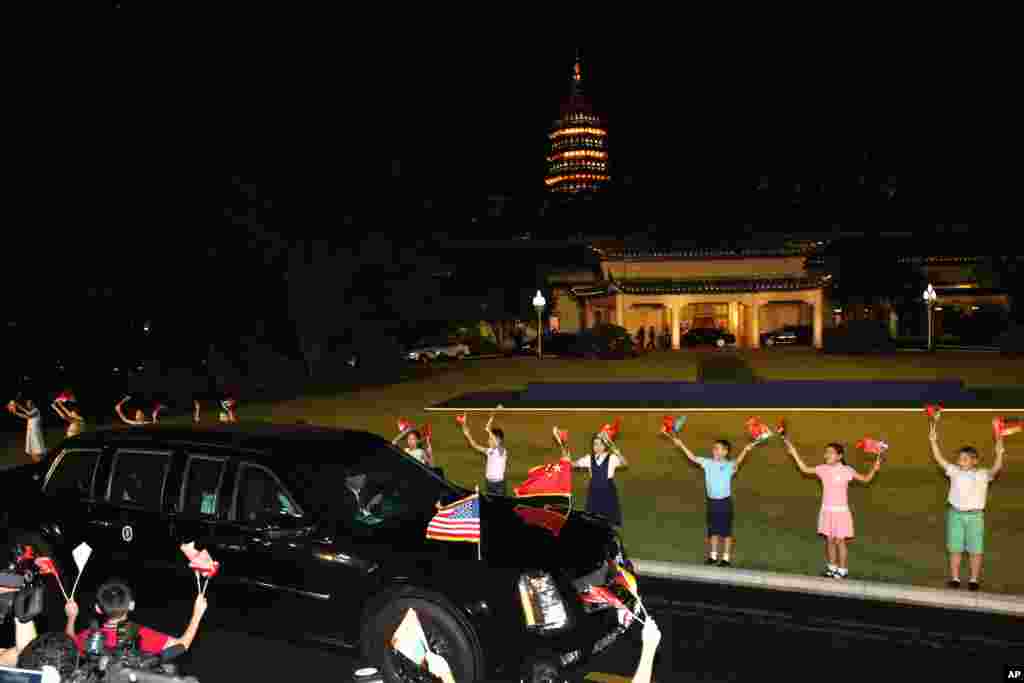 在美国总统奥巴马的大轿车驶过的时候,中国儿童举着两国国旗列队欢迎(2016年9月4日)