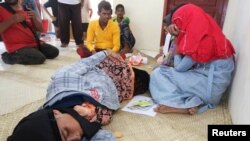 Pengungsi Muslim Rohingya beristirahat di Kantor Kecamatan Samatiga setelah diselamatkan oleh nelayan Indonesia di perairan lepas pantai Aceh Barat, Rabu (20/3). 