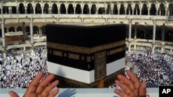 Alhazai sun taru kusa da birnin Makka mai tsarki a Saudiya ranar Litinin 14 ga watan Oktoba shekarar 2013.