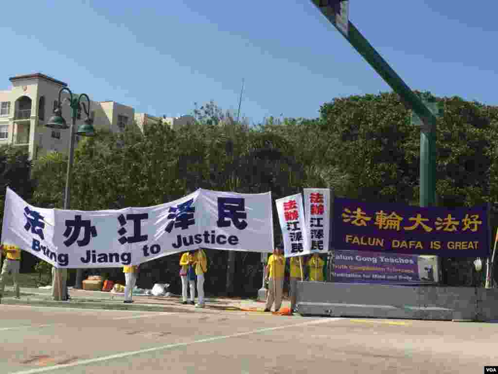 在美国总统川普和中国主席习近平会面之前,在习近平一行将入住的佛罗里达州棕榈滩水棕榈滩度假村(Eau Palm Beach Resort & Spa) 旁边,有法轮功成员示威,打出“法办江泽民”的标语。(美国之音莉雅拍摄)。1999年江泽民力排众议,力主镇压法轮功,从而成为法轮功组织的死敌。海外的法轮功成员多次示威,声讨江泽民,并在多国起诉江泽民。在中国其他领导人访问美国的时候,法轮功队伍打出的标语曾经往往包括“欢迎某某某,法办江泽民”,例如“欢迎温家宝,法办江泽民”。法轮功媒体也大力唱衰江泽民及其派系。法轮功的政治立场一度是反江不反共,后来发展到反江又反共,反共更反江。