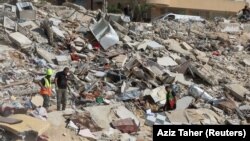 Petugas tanggap darurat sedang bekerja di lokasi serangan Israel di Ain Deleb, Lebanon selatan, pada 30 September 2024. Serangan ini terjadi di tengah konflik yang terus berlanjut antara Hizbullah dan pasukan Israel. (Foto: Aziz Taher/REUTERS)