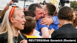 Ukrajinski građani iz grupe razmenjenih zarobljenika na kijevskom aerodromu