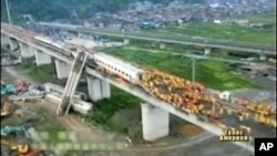 图为7月23日动车在温州发生脱轨事故的现场