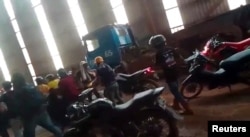 Reaksi karyawan di tengah kekacauan saat pekerja China dan Indonesia bentrok di pabrik peleburan nikel di Morowali, Sulawesi, dalam video media sosial tak bertanggal yang dirilis 16 Januari 2023. (Foto: Revi Limbong via REUTERS)