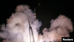 Pesawat antariksa Soyuz TMA-14M saat diluncurkan diluncurkan dari kosmodrom Baikonur, Kamis malam (25/9).