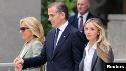 Hanter Bajden, supruga Melisa Koen i prva dama Džil Bajden izlaze iz sudnice nakon što sin američkog predsednika proglašen krivim (REUTERS/Hannah Beier)