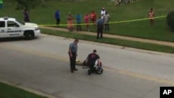 حامد بهروان: رباتی که دستم گرفته ام، رباتی است که با آن دستکش که پوشیده ام کنترل میشود و تنها با حرکات طبیعی دست در هوا.