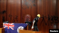香港抗议者冲入立法会后在立法会内挂起香港殖民地旗帜。（2019年7月1日）