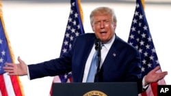 លោក​ប្រធានាធិបតី Donald Trump ថ្លែង​ទៅកាន់​អ្នកគាំទ្រ​នៅ​ឯ​អាកាស​យានដ្ឋាន​អន្តរជាតិ Yuma នៅ​ទីក្រុង Yuma នៃ​រដ្ឋអារីហ្សូណា កាលពី​ថ្ងៃទី ១៨ ខែសីហា ឆ្នាំ២០២០។