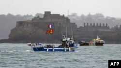 Francuski ribarski brodovi tokom protesta ispred Seint Heliera na britansom ostrvu Džerzi kojim žele da privuku pažnju na nefer restrikcije spram njihovih prava na ribarenje u britanskim vodama nakon Bregzita, 6. maja 2021.