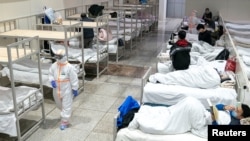 被改装成临时医院的武汉国际会展中心开始收容有着轻度症状的新冠病毒感染者。（2020年2月5日）