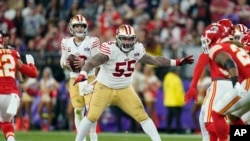 Džon Felisijano (broj 55, beli dres) pokušava da blokira napad Čifsa (Foto: AP Photo/Steve Luciano)