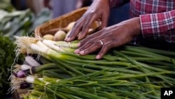 ARHIVA - Pijaca sveže hrane, Mančester, Nju Hempšir, 15. jun, 2023. (Foto: AP/Charles Krupa)