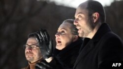 Sa lijeva na desno, ruski opozicionar Ilija Jašin, udovica Alekseja Navalnog, Julija Navalnaja i bivši politički zatvorenik u Rusiji, Vladimir Kara-Murza, obraćaju se učenicima demonstracija protiv ruske vlasti u Berlinu, 17. novembra 2024. (FOTO: AFP/Ralf Hirschberger)