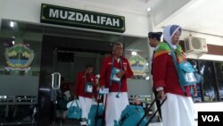 Jemaah haji dari Solo yang akan berangkat menuju Arab Saudi. (VOA/Yudha Satriawan)