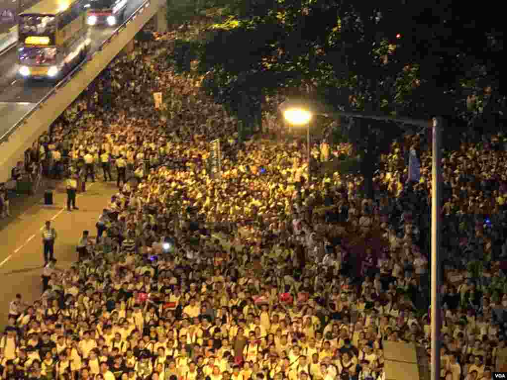 香港时间6月9日晚接近9点仍有大批反送中游行人士逼爆金钟政府总部对出的马路 (美国之音汤惠芸拍摄)
