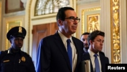 លោក Steven Mnuchin រដ្ឋមន្ត្រី​ក្រសួង​រតនាគារ​ដើរ​ទៅ​ចូលរួម​ក្នុង​កិច្ចប្រជុំ​ជាមួយ​នឹង​លោក Chuck Schumer នៅ​ក្នុង​កិច្ចចរចា​មយយ​លើ​កញ្ចប់​ជួយ​សង្គ្រោះ​មួយ​នៅ​វិមាន​សភា Capitol កាលពី​ថ្ងៃទី២៣ ខែមីនា ឆ្នាំ២០២០។