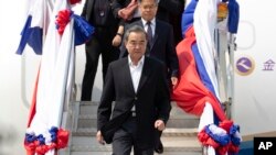 中国外交部长王毅抵达老挝参加有关新冠病毒问题的东盟-中国特别外长会议（美联社2020年2月19日）