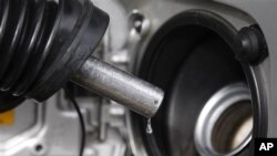 Harga minyak naik sekitar dua persen hari Jumat, dengan minyak mentah Amerika menyentuh harga tertinggi dalam lebih dari tiga tahun. (Foto: ilustrasi).