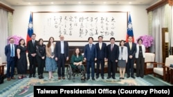 台湾总统赖清德在台北会晤美国民主党籍参议员达克沃斯访问团 (台湾总统府照片)