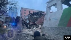 Bangunan rusak akibat serangan di Kyiv, 23 Januari 2024. Lusinan orang terluka dan dua orang tewas menyusul serangan di ibu kota Ukraina, Kyiv, dan kota terbesar kedua, Kharkiv. (Foto oleh Handout / Polisi Nasional Ukraina / AFP)