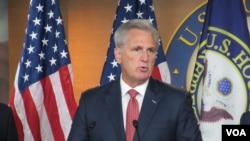 美国国会众议院少数党领袖麦卡锡2021年6月23日在记者会上发言。（美国之音记者李逸华拍摄）