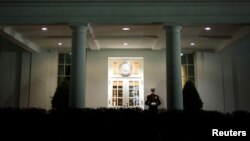 Seorang Marinir berdiri di luar Sayap Barat Gedung Putih saat Presiden AS Joe Biden bertemu dengan anggota tim keamanan nasionalnya setelah Iran mengatakan meluncurkan puluhan drone ke Israel pada sore sebelumnya, di Washington, AS, 13 April 2024. (Foto: REUTERS/Bonnie Cash)