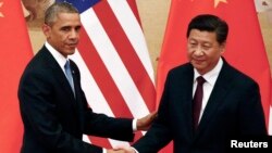 美国总统奥巴马和中国主席习近平在北京的记者会上握手(2014年11月12日)