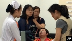 中国加紧搜救船难幸存者