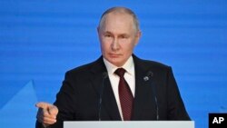 Presiden Rusia Vladimir Putin memberi isyarat saat berbicara pada pertemuan di resor Laut Hitam Sochi, Rusia, Kamis, 5 Oktober 2023.