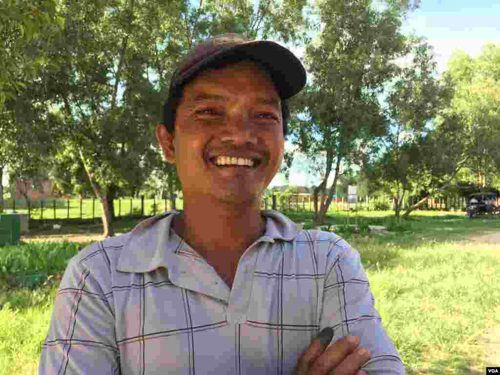 លោកទំ​​​ សុធី​​​ អាយុ​៤១​ឆ្នាំ ​​អ្នក​​​រត់​​​រ៉ឺម៉ក​​​កង់​​​បី​​​ ដែល​​​រស់​​​នៅ​​​ក្នុង​​​ក្រុង​​​សៀមរាប​​​ ឃុំ​​​គោកចក​​​ ដែល​​​ក្នុង​​​ឃុំ​​​នេះ​​​ប្រជាជន​​​ភាគ​​​ច្រើន​​​ត្រូវ​​​បាន​​​អាជ្ញាធរ​​​អប្សារា​​​ហាមឃាត់​​​មិន​​​ឲ្យ​​​សង់​​​ផ្ទះ​​​ ដើម្បី​​​ជាស​​​វាង​​​ការ​​​ប៉ះពាល់​​​ដល់​​​ប្រាសាទ​​​អង្គរវត្ត​មាន​​​ប្រសាសន៍​​​ថា​​​ លោក​​​បោះឆ្នោត​​​ដើម្បី​​​ផ្លាស់​​​ប្តូរ​​​មេឃុំ​​​របស់​​​លោក។ លោក​​​ប្រាប់​​​ VOA​​​ ថា​​​ លោក​​​ចង់​​​ឲ្យ​​​មាន​​​ការ​​​ផ្លាស់​​​ប្តូរ​​​ការ​​​ដឹកនាំ​​​ប្រទេស​​​ទាំង​​​មូល។ (ផន បុប្ផា/VOA)