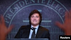 2023年11月19日,哈维尔·米莱在阿根廷布宜诺斯艾利斯赢得第二轮总统选举后向支持者发表讲话。11月22日,美国总统拜登打电话祝贺米莱当选。 (路透社图片)