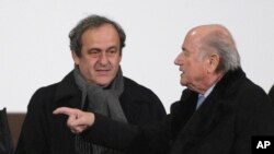 Chủ tịch FIFA Sepp Blatter và Chủ tịch Liên đoàn Bóng đá Âu Châu Michel Platini (Ảnh chụp ngày 16/12/2014). 