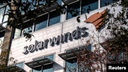 Logo SolarWinds di luar kantor pusat perusahaan itu di Austin, Texas, 18 Desember 2020. 