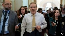 លោក Jim Jordan សមាជិករដ្ឋសភាអាមេរិក ដើរនៅក្នុងវិមានរដ្ឋសភាអមដោយក្រុមអ្នកសារព័ត៌មាន នៅរដ្ឋធានីវ៉ាស៊ីនតោន កាលពីថ្ងៃទី ១៧ ខែតុលា ឆ្នាំ ២០២៣។ 