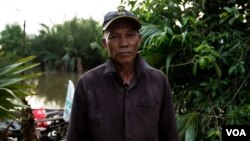 លោក សន ទូច ជាកសិករក្នុងស្រុកព្រៃនប់ ខេត្តព្រះសីហនុ ដែលរងគ្រោះដោយសារទឹកប្រៃតាមព្រែកសមុទ្រ ហូរចូលស្រែរបស់អ្នកស្រី។ (លាស់ លីបលីប/VOA Khmer)