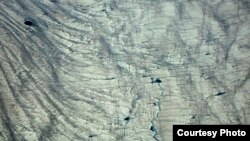 ផ្ទាំង​ទឹក​កក​នៅ​កោះ​ហ្រ្គីនលេន​ (​Greenland) ។ ការ​សិក្សា​ថ្មី​មួយ​ប្រើ​ប្រាស់​ទិន្នន័យ​របស់​អង្គការ​ណាសា​(NASA)ដើម្បី​ផ្តល់​សេចក្តី​លម្អិត​អំពី​របៀប​ដែល​​ផ្ទាំង​ទឹក​កក​និង​ផែន​ទឹក​កក​កំពុង​ប្រែប្រួល។ ការ​សិក្សា​នេះ​ដឹកនាំ​ដោយ​ភូគព្ភវិទូ​ Beata Csatho នៃ​សាកលវិទ្យាល័យ University of Buffalo។ (រូបថត៖ Beata Csatho)