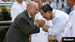 រូបឯកសារ៖ ព្រះមហាក្សត្រ ព្រះបាទនរោត្តម សីហមុនី ត្រូវបានសំពះស្វាគមន៍ដោយលោកនាយករដ្ឋមន្ត្រី ហ៊ុន សែន នៅក្នុងពិធីគម្រប់ខួប៦៤ឆ្នាំនៃឯករាជ្យជាតិ នៅរាជធានីភ្នំពេញ ថ្ងៃទី៩ ខែវិច្ឆិកា ឆ្នាំ២០១៧។