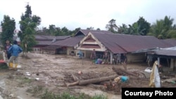 Kondisi rumah-rumah penduduk yang tertimbun lumpur di desa Radda, Kecamatan Baebunta, Luwu Utara, Sulawesi Selatan (16/7). (Foto: Zwaib Leibe/SAR Mapala Muhammadiyah Indonesia)
