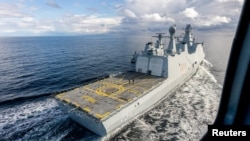 Kapal Denmark memantau kebocoran gas di Laut Baltik lepas pantai Denmark 30 September 2022. (Foto: via REUTERS)