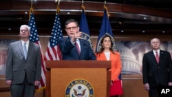 众议院议长迈克·约翰逊、多数党鞭汤姆·埃默、共和党会议主席伊莉斯·斯特凡尼克和多数党领袖史蒂夫·斯卡利斯2023年11月2在众议院对以色列的补充援助进行辩论和投票之前与记者交谈。