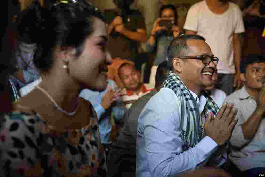 Meach Sovanarra, former opposition figure, receives blessing from monks in Wat Chas after being pardoned by the King on 28th August, 2018 2018 in Phnom Penh, Cambodia. (Tum Malis/VOA Khmer)&nbsp;