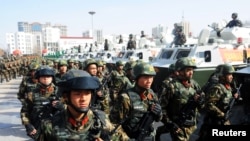 在新疆喀什，武警举行反恐誓师大会（2017年2月27日）