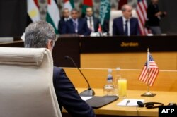 Menteri Luar Negeri AS Antony Blinken menghadiri pertemuan dengan Menteri Luar Negeri Arab tentang konflik antara Israel dan Hamas, di Ibu Kota Yordania Amman pada 4 November 2023. (Foto: AFP)